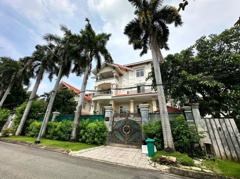 BÁN BIỆT THỰ COMPOUND KIM SƠN 112 NGUYỄN VĂN HƯỞNG DT: 20X25M LỬNG 2 LẦU ST