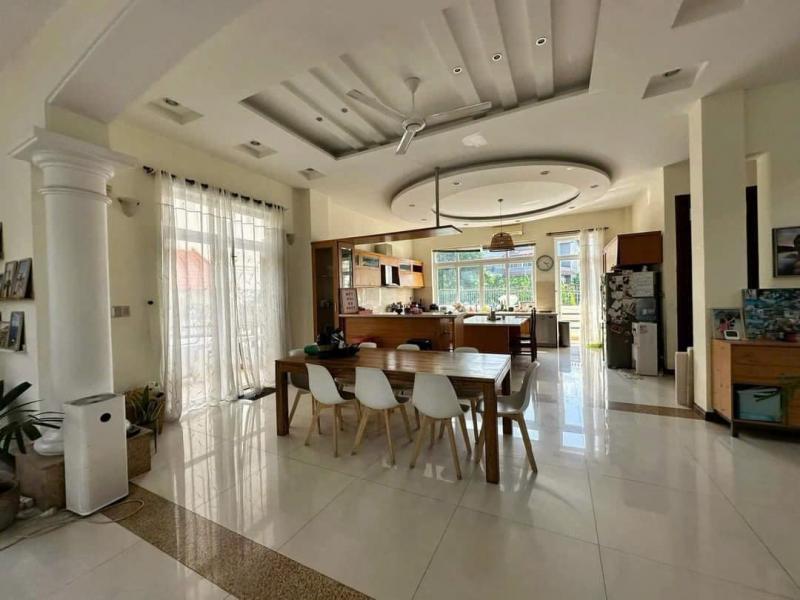BÁN BIỆT THỰ COMPOUND KIM SƠN 112 NGUYỄN VĂN HƯỞNG DT: 20X25M LỬNG 2 LẦU ST