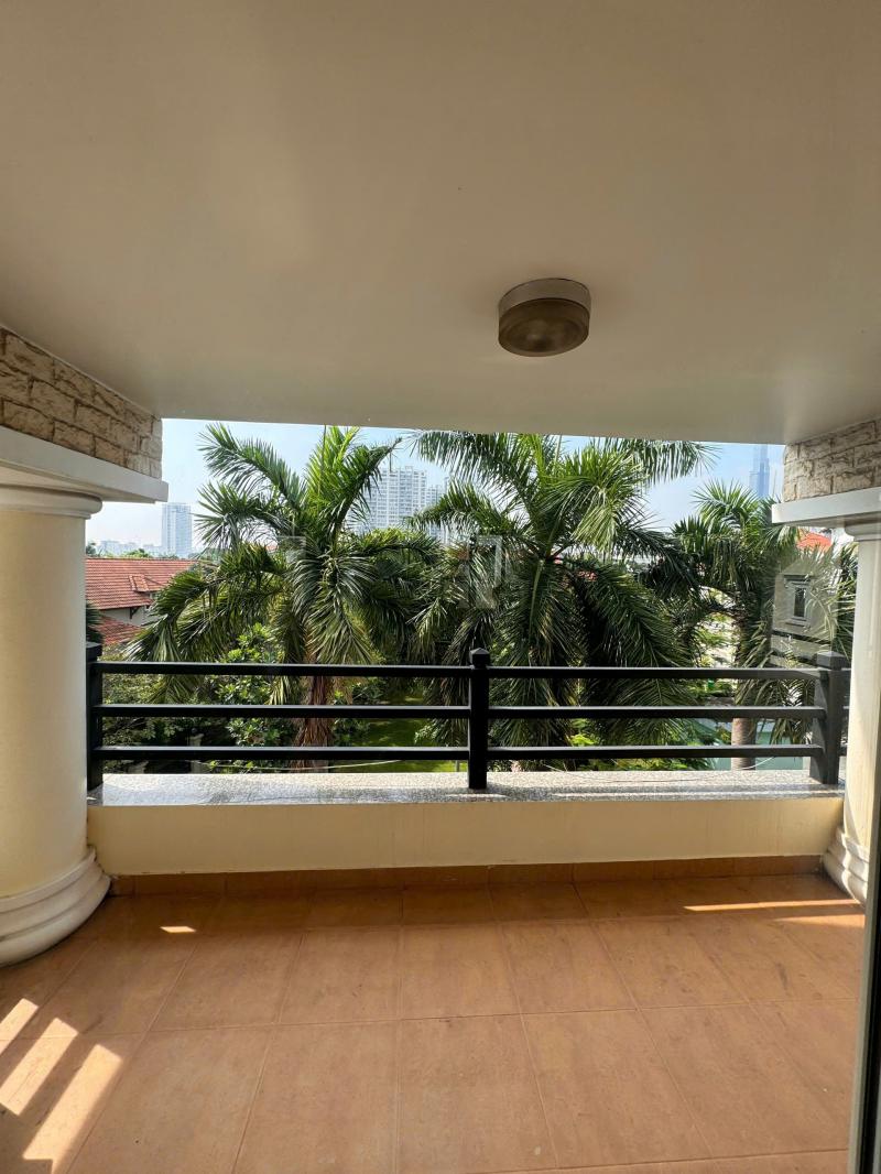 BÁN BIỆT THỰ COMPOUND KIM SƠN 112 NGUYỄN VĂN HƯỞNG DT: 20X25M LỬNG 2 LẦU ST