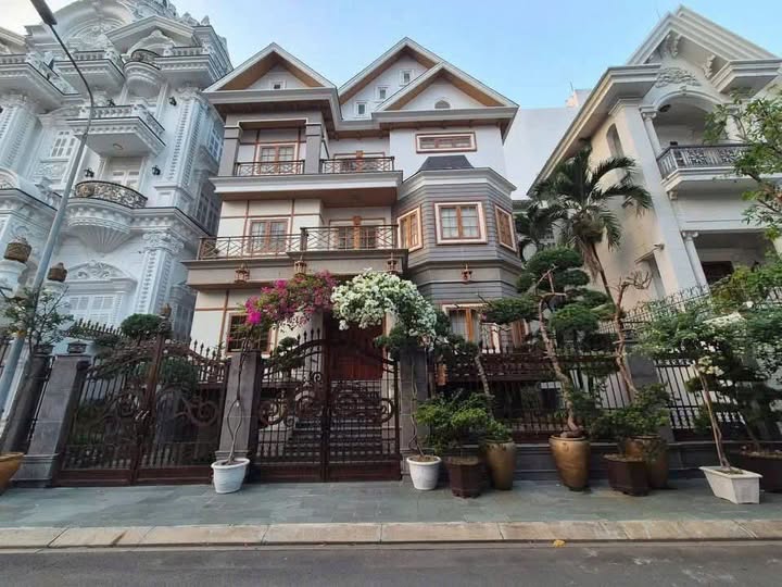BÁN BIỆT THỰ ĐƯỜNG PHỔ QUANG KHU VIP HIM LAM DIỆN TÍCH: 15X16M HẦM 3 LẦU ÁP MÁI
