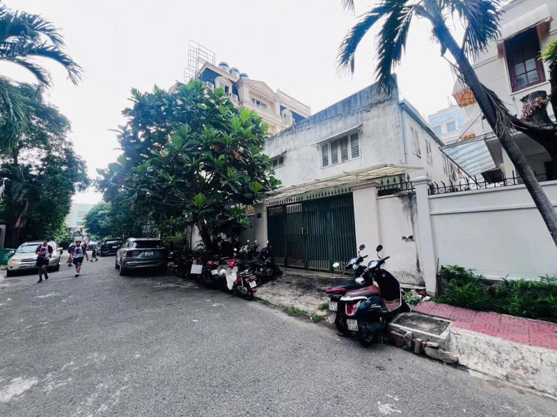 BÁN ĐẤT BIỆT THỰ ĐƯỜNG NGUYỄN VĂN HƯỞNG DIỆN TÍCH: 15X20M (CÔNG NHẬN: 300M2)