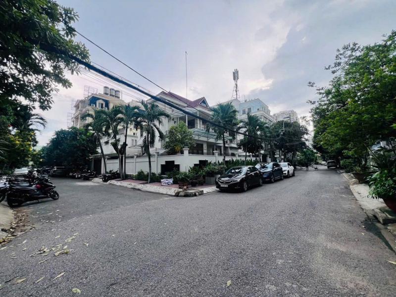 BÁN ĐẤT BIỆT THỰ ĐƯỜNG NGUYỄN VĂN HƯỞNG DIỆN TÍCH: 15X20M (CÔNG NHẬN: 300M2)