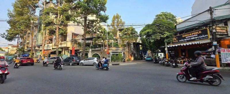 Bán nhà 3 mặt tiền đường Nguyễn Gia Trí diện tích: 17x20m trệt 2 lầu