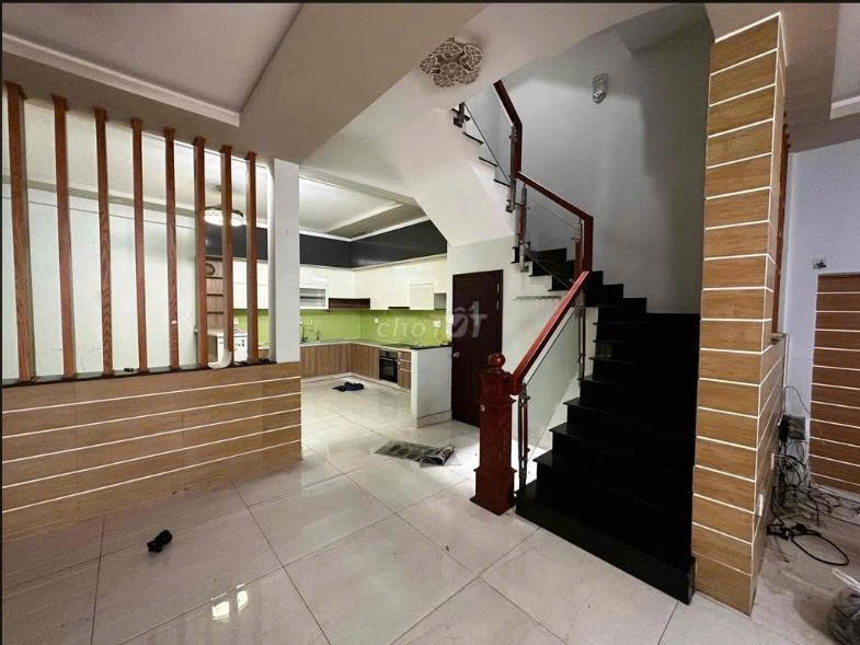 BÁN NHÀ ĐƯỜNG CÁCH MẠNG THÁNG 8 DIỆN TÍCH: 6,3X14,3M TRỆT 3 LẦU