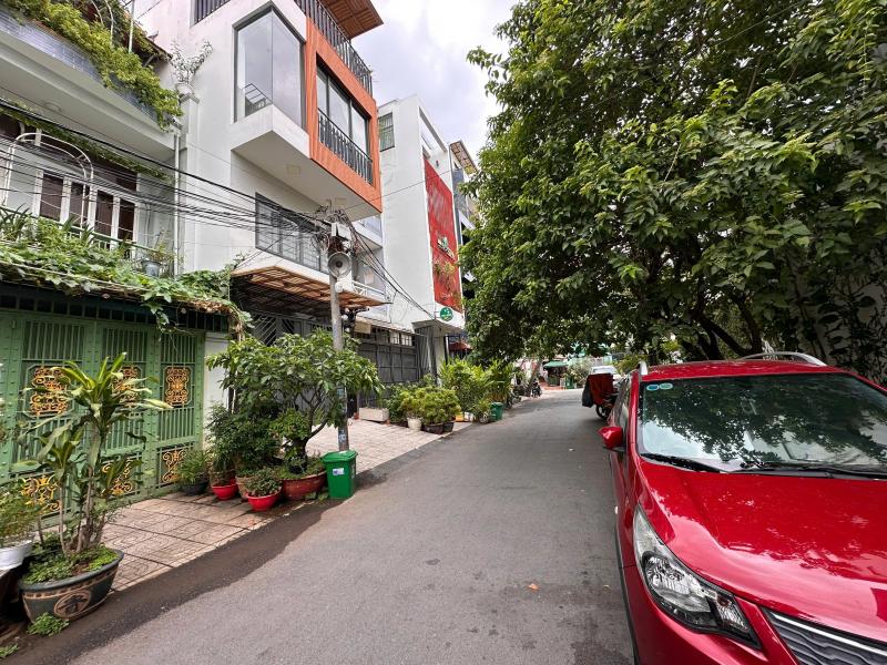BÁN NHÀ ĐƯỜNG QUỐC HƯƠNG DIỆN TÍCH: 4X17M TRỆT 2 LẦU SÂN THƯỢNG