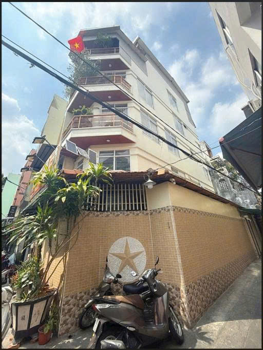 Bán nhà góc 2 mặt tiền đường Nguyễn Trãi DT: 5,3x13,5m trệt lửng 2 lầu st