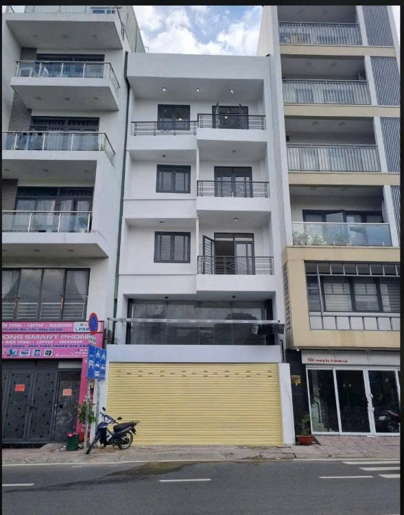 Bán nhà mặt tiền 1039 Hoàng Sa diện tích: 7x14,5m trệt lửng 3 lầu
