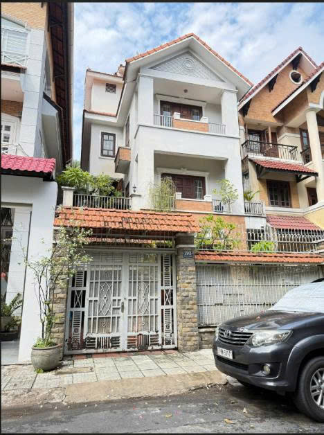 BÁN NHÀ MẶT TIỀN 193 HOA LAN DIỆN TÍCH: 8X18M TRỆT 3 LẦU SÂN THƯỢNG
