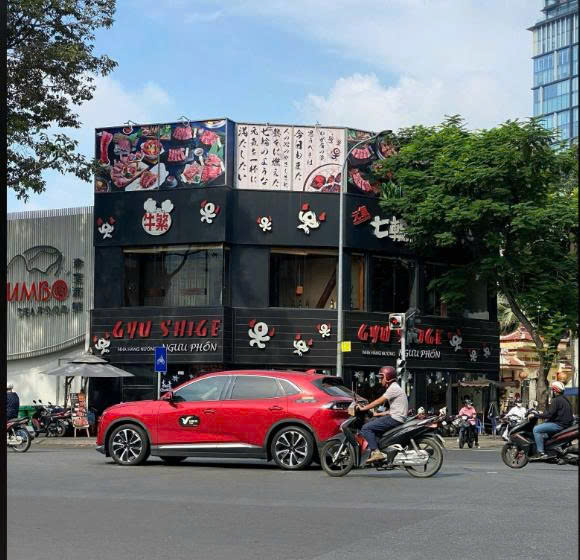 BÁN NHÀ MẶT TIỀN 411 TRẦN HƯNG ĐẠO DIỆN TÍCH: 9,8X28M TRỆT 9 LẦU SÂN THƯỢNG