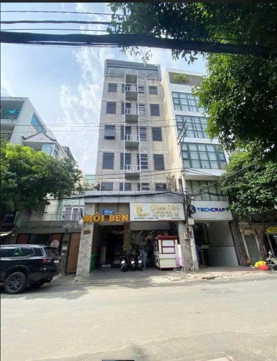 BÁN TÒA NHÀ MẶT TIỀN 18 GIẢI PHÓNG DIỆN TÍCH: 7,5X30M TRỆT 4 LẦU SÂN THƯỢNG