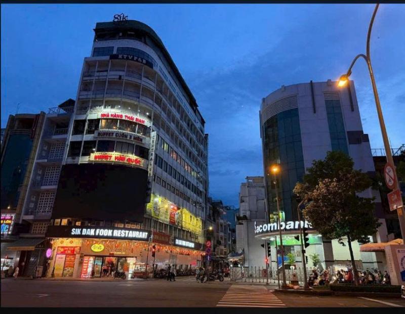 Bán tòa nhà mặt tiền 411 Trần Hưng Đạo B diện tích: 9,8x28m trệt 9 lầu st
