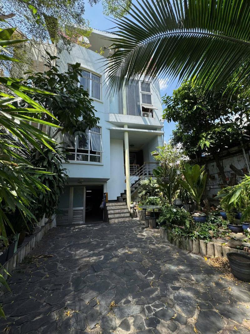 Bán villa đường Thích Quảng Đức diện tích: 7x27m hầm 4 tầng