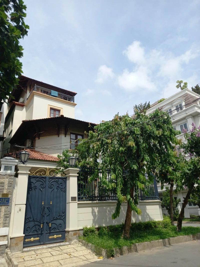 BÁN VILLA MẶT TIỀN 215 NGUYỄN VĂN HƯỞNG DIỆN TÍCH: 12X22M TRỆT LẦU ÁP MÁI