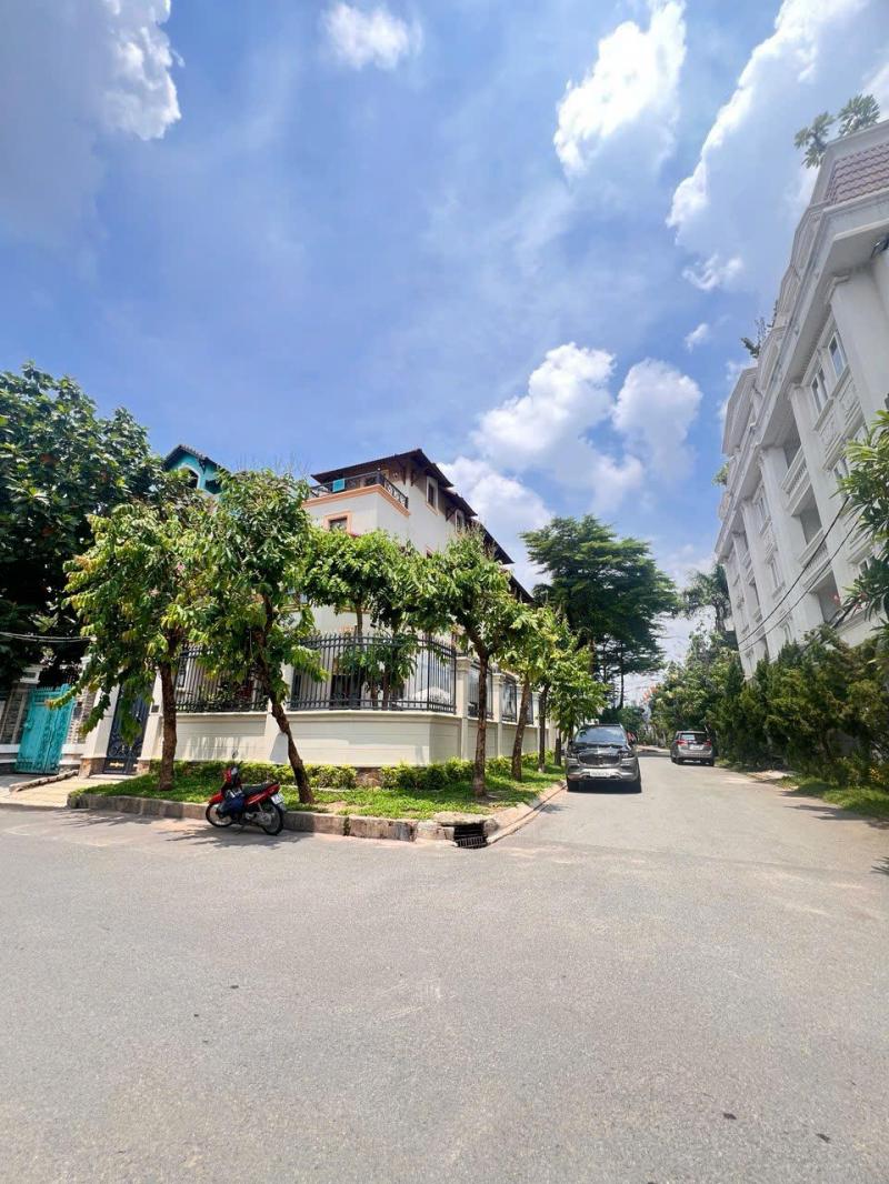 BÁN VILLA MẶT TIỀN 215 NGUYỄN VĂN HƯỞNG DIỆN TÍCH: 12X22M TRỆT LẦU ÁP MÁI