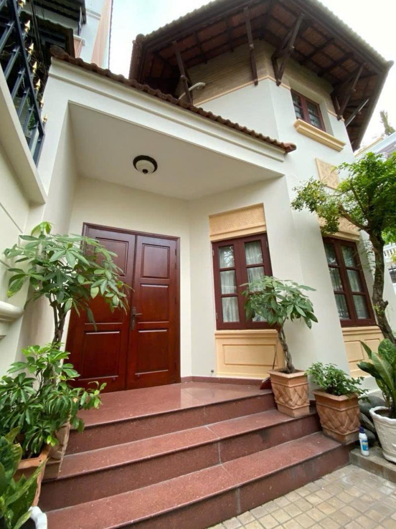 BÁN VILLA MẶT TIỀN 215 NGUYỄN VĂN HƯỞNG DIỆN TÍCH: 12X22M TRỆT LẦU ÁP MÁI