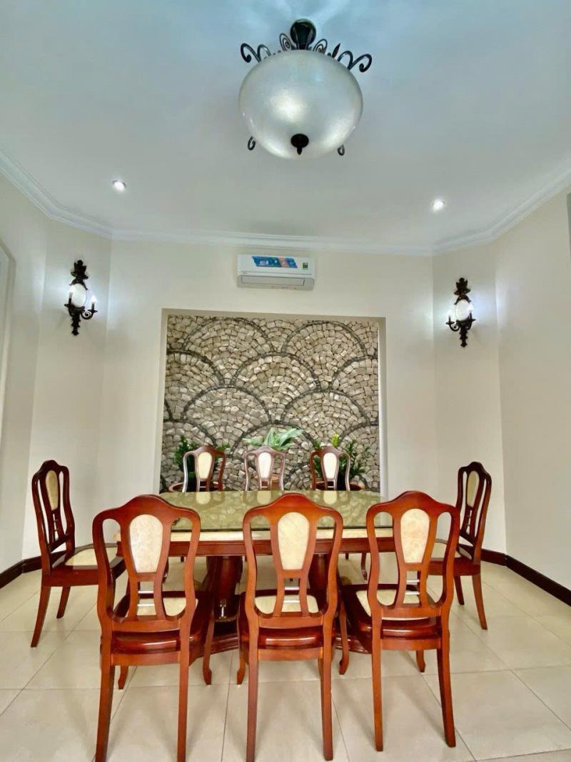 BÁN VILLA MẶT TIỀN 215 NGUYỄN VĂN HƯỞNG DIỆN TÍCH: 12X22M TRỆT LẦU ÁP MÁI