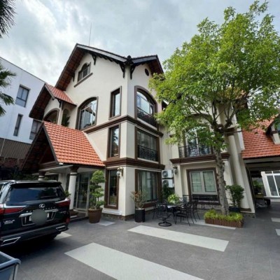 BÁN BIỆT THỰ ĐƯỜNG TRẦN VĂN SẮC DIỆN TÍCH: 22X31M 3 TẦNG ÁP MÁI SÂN VƯỜN